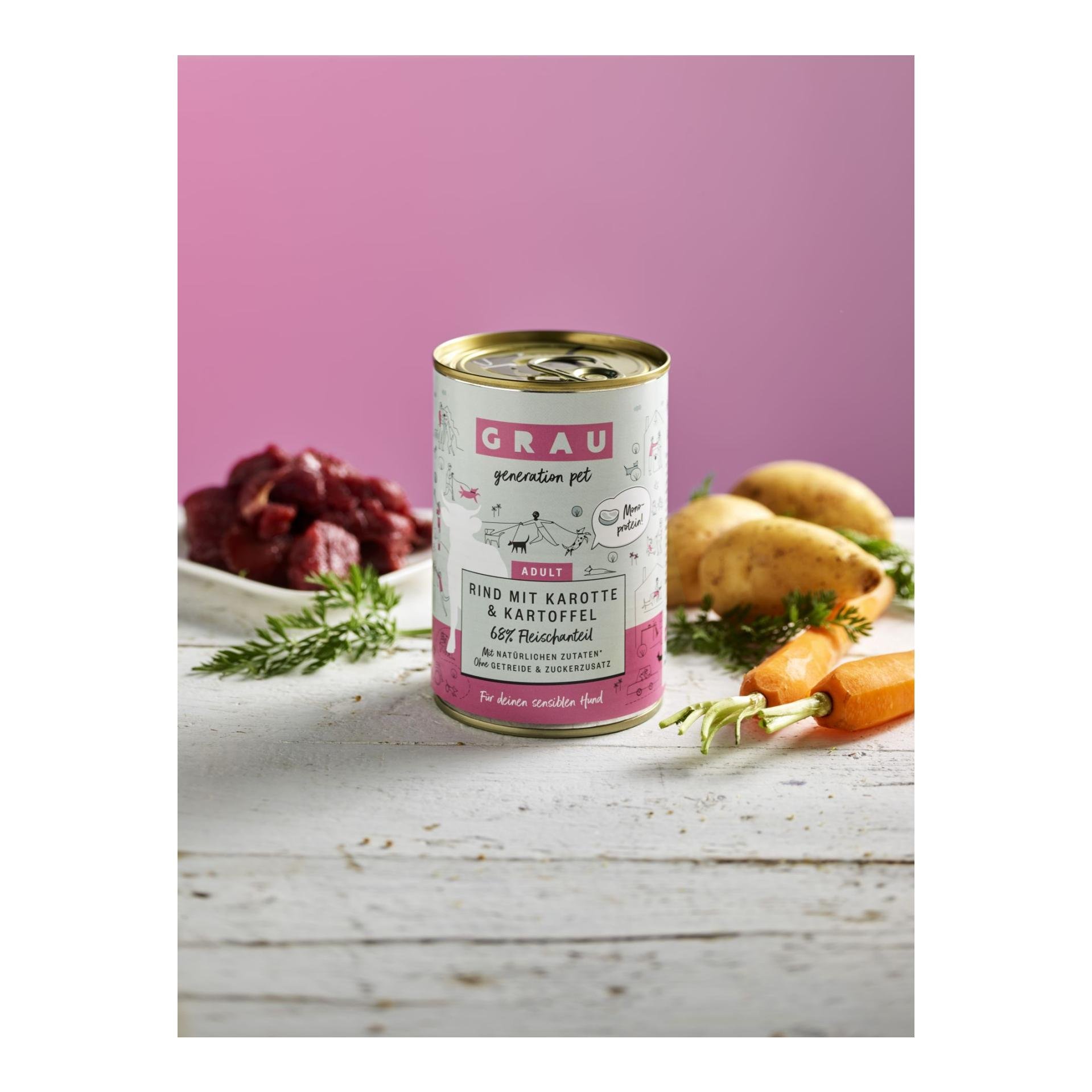 Nourriture humide au bœuf avec carotte et pomme de terre