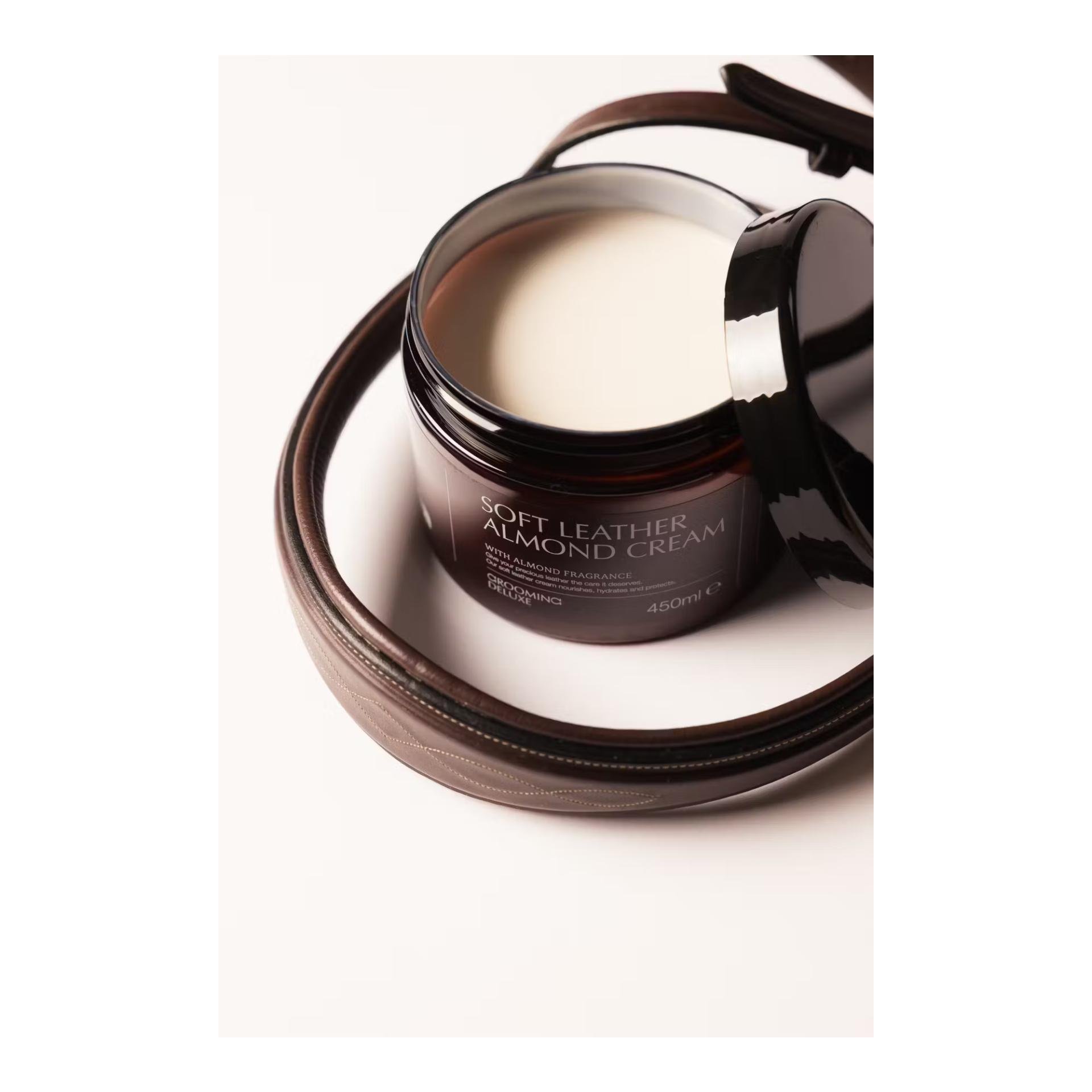 Grooming Deluxe Soft Leather cream Almond