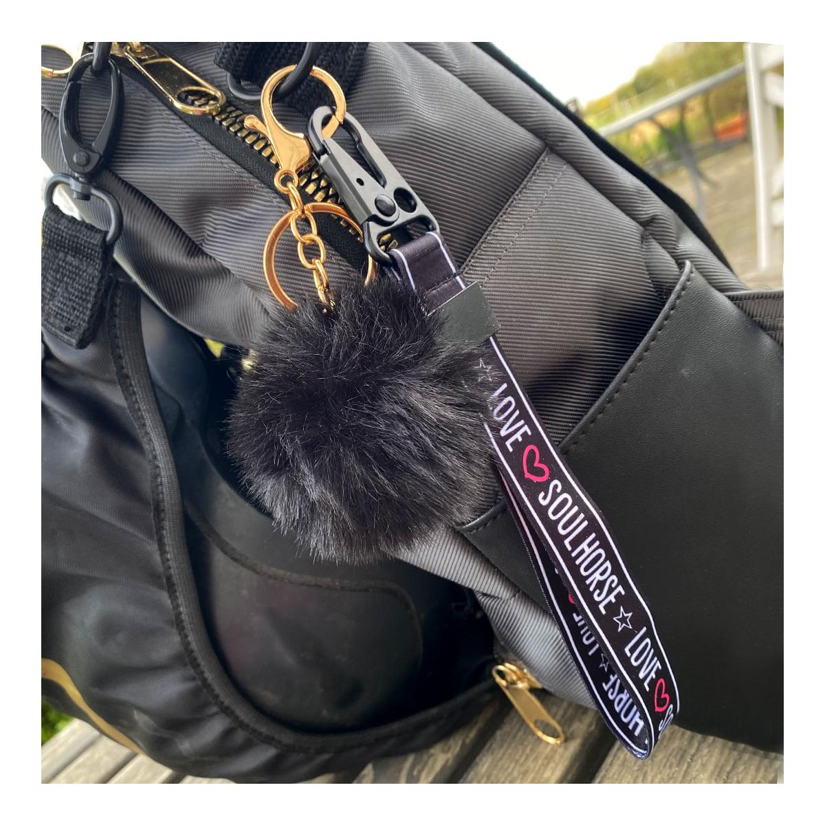 Pom Pom Schlüsselanhänger "Love Soulhorse" - Schwarz -