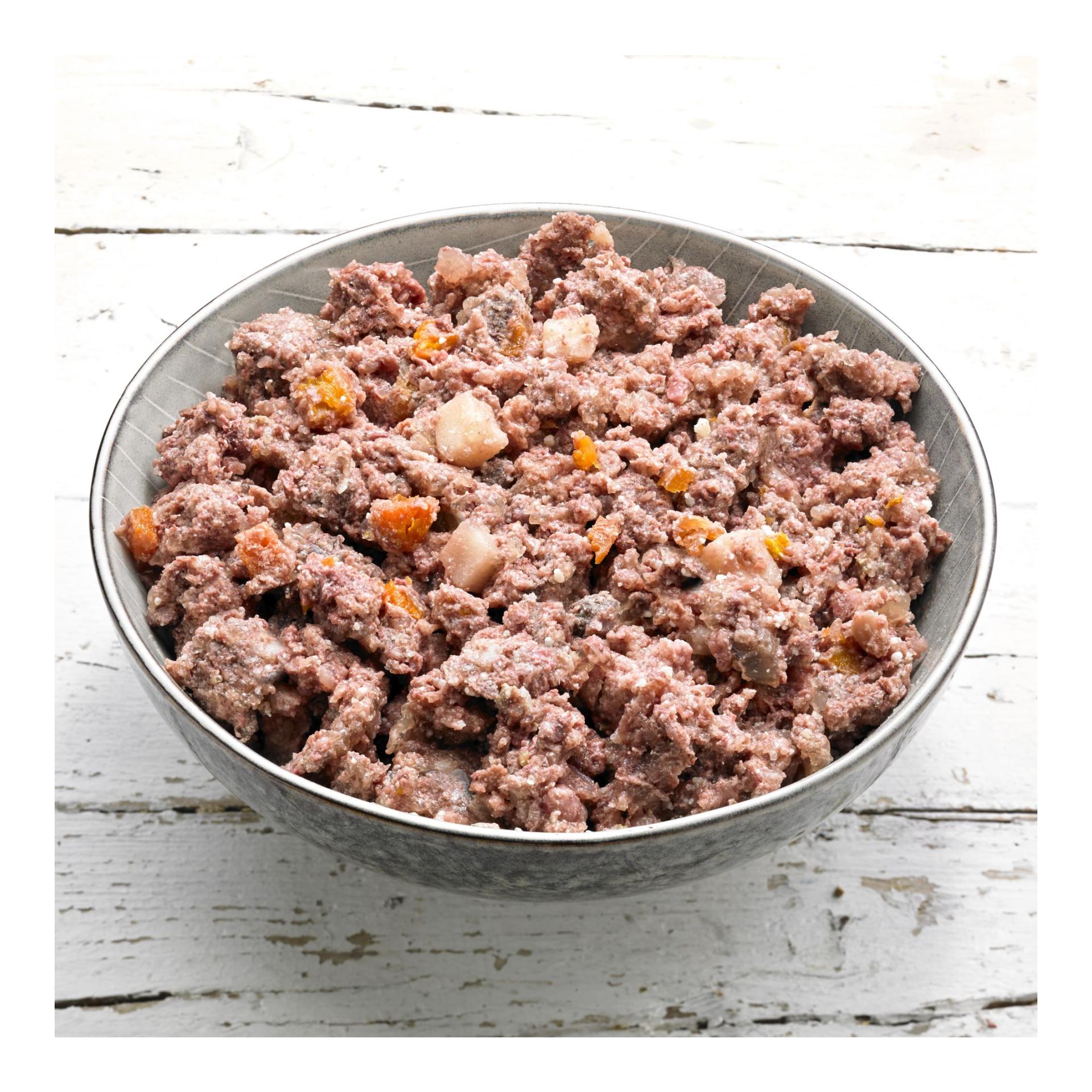 Nourriture humide au bœuf avec carotte et pomme de terre