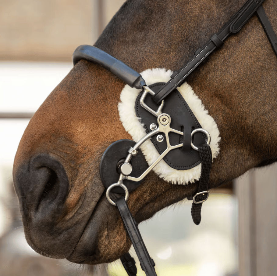 Dy'on Hackamore Schutz Lammfell